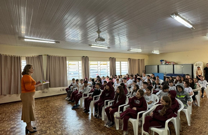 Alunos de Escola Municipal em Santa Felicidade recebem a visita de magistrados do TJPR